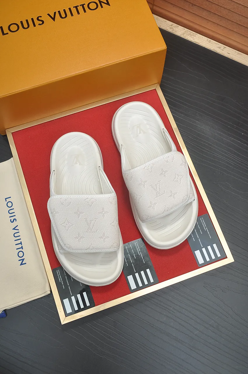 Men's men's shoes 💰340💶 [Louis Vuitton LV slippers] (high-end cowhide) counter 1:1 fashion style, a must-have for summer! The designer used LV’s iconic outsole. The original simple slippers instantly become fashionable! The upper is made of flexible special cowhide leather straps alternately, and the workmanship is exquisite! A must-have for stylish men in summer, size 38-45 (45 customized)